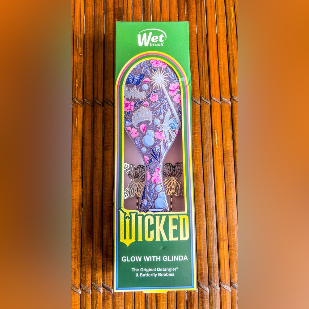 Brand New Wicked “Glow with Glinda” WET Brush